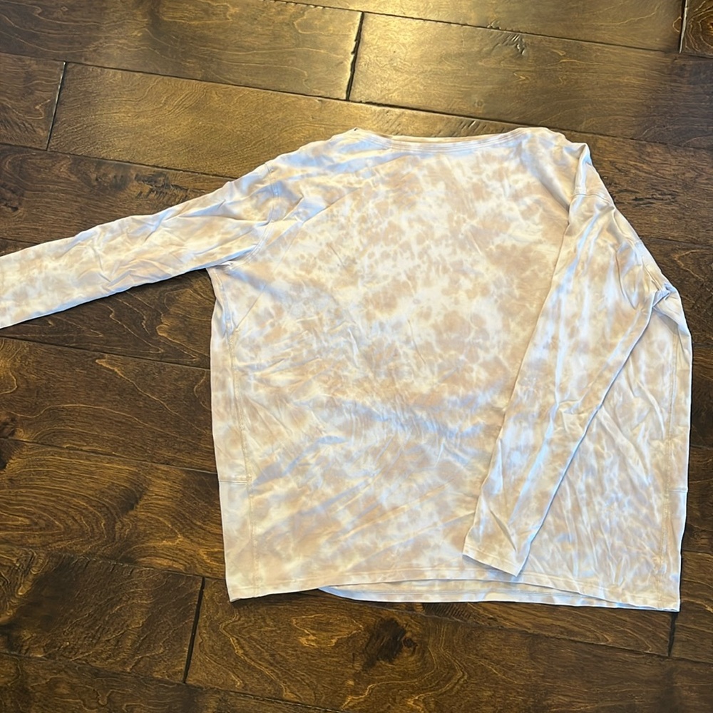 Size 6. Lululemon long sleeve shirt. Cream/brown spotted. Excellent condition.